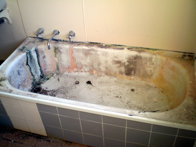 A very grubby bath before resurfacing